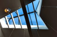 Geometriskt överljus med blå himmel och taklampor