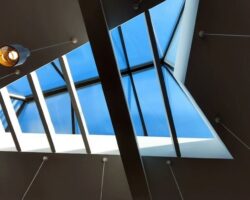 Geometriskt överljus med blå himmel och taklampor